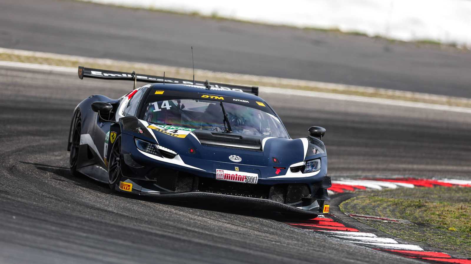 Emil Frey Racing Auto auf der Rennstrecke