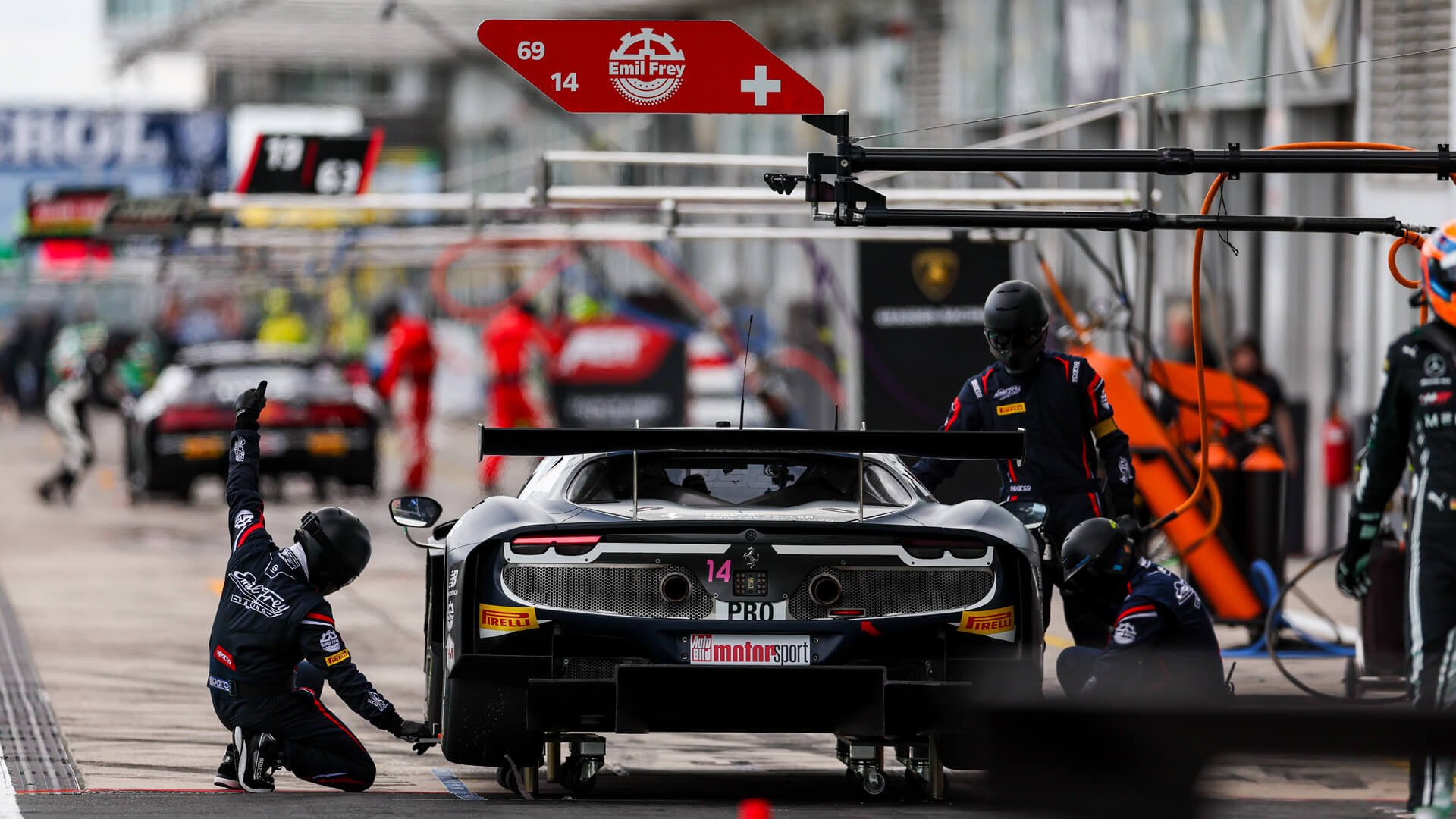 Ferrari von Emil Frey Racing von hinten am Nürburgring