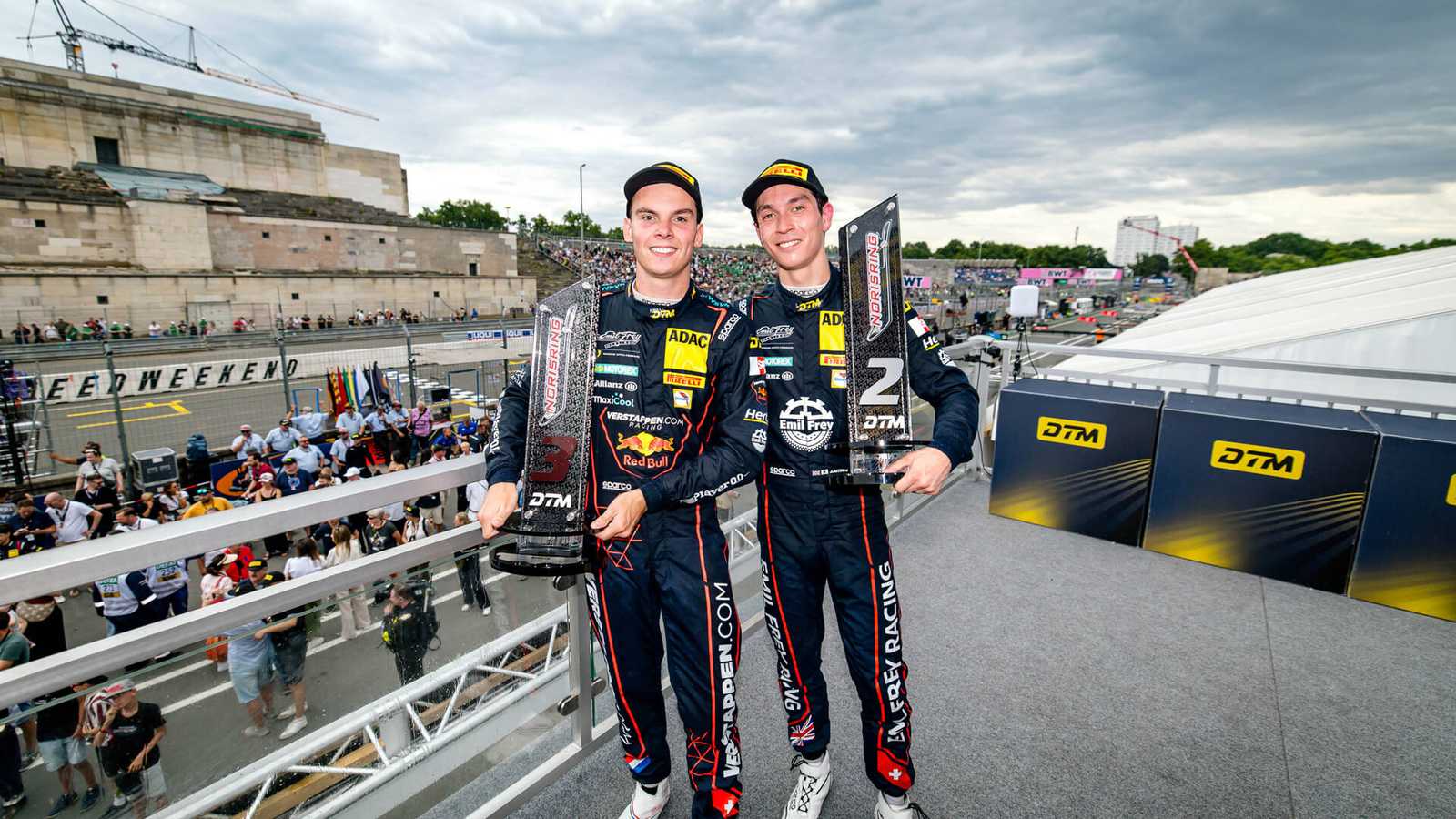 Jack Aitken und Thierry Vermeulen mit Pokal vom Norisring 2025