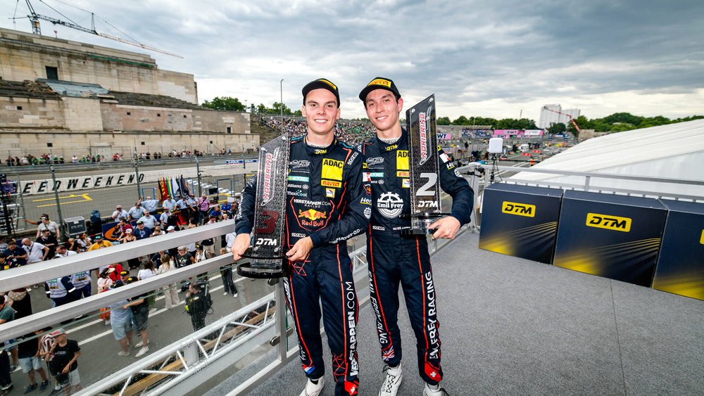Jack Aitken und Thierry Vermeulen mit Pokal vom Norisring 2025
