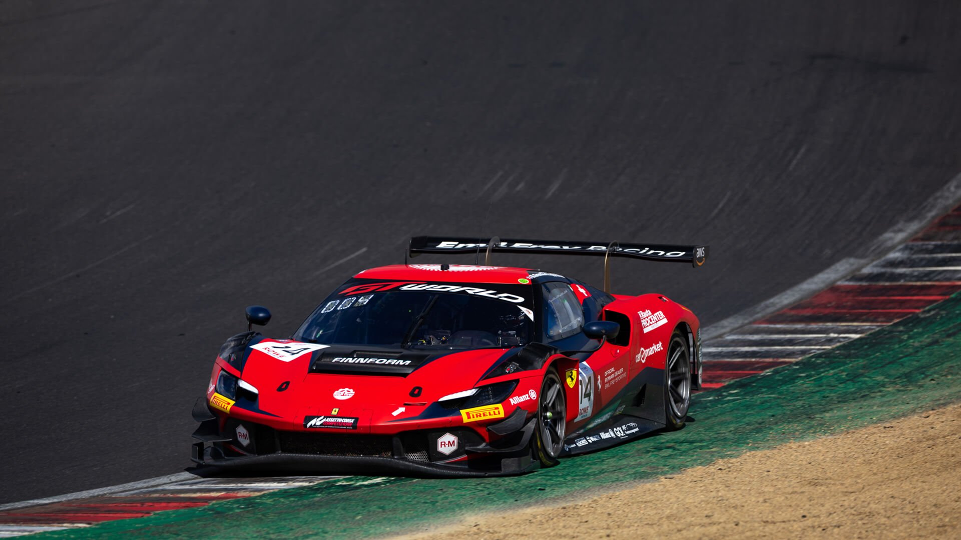 Roter Ferrari von Emil Frey Racing
