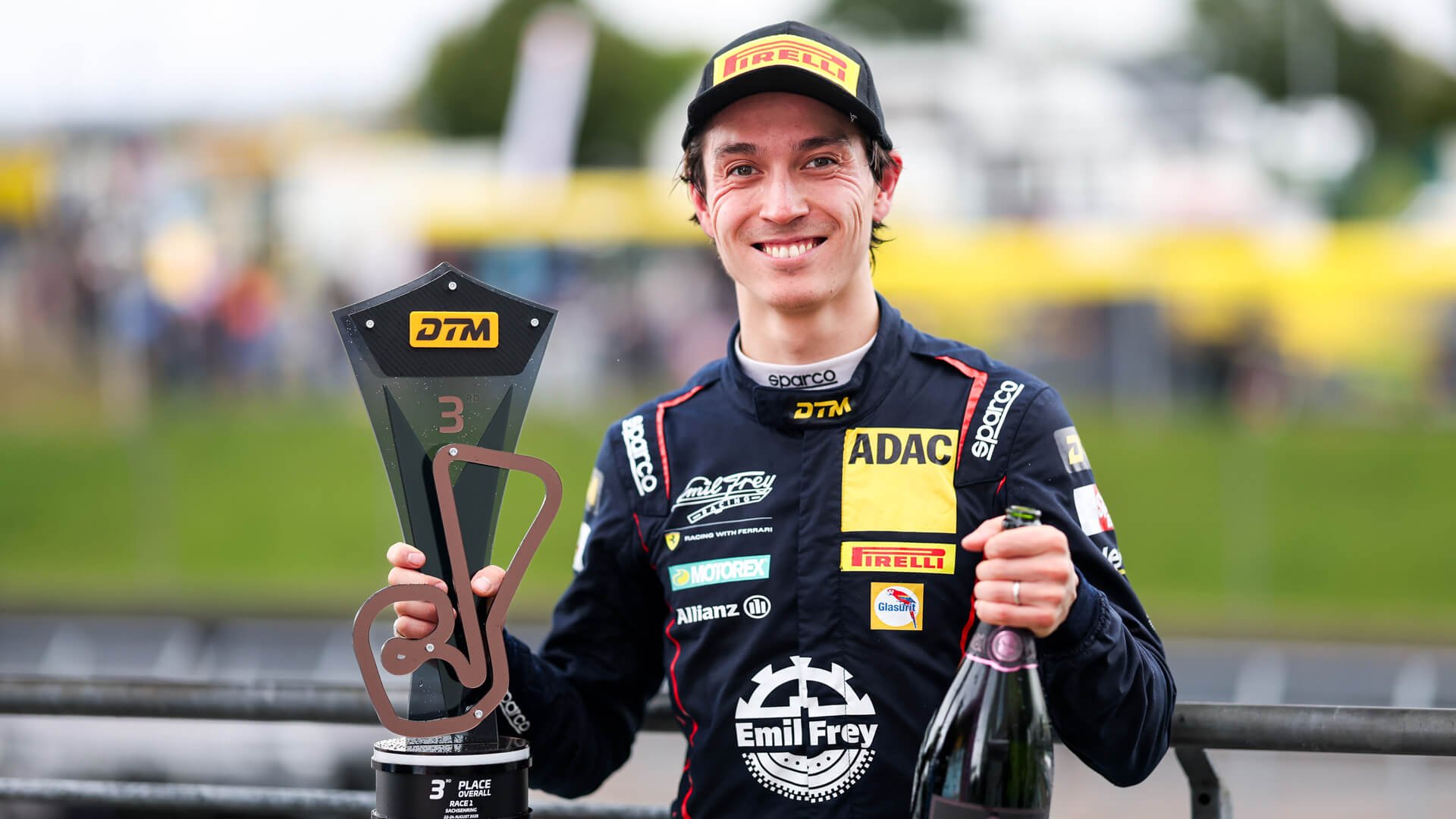Emil Frey Rennfahrer mit Trophäe und Champagner
