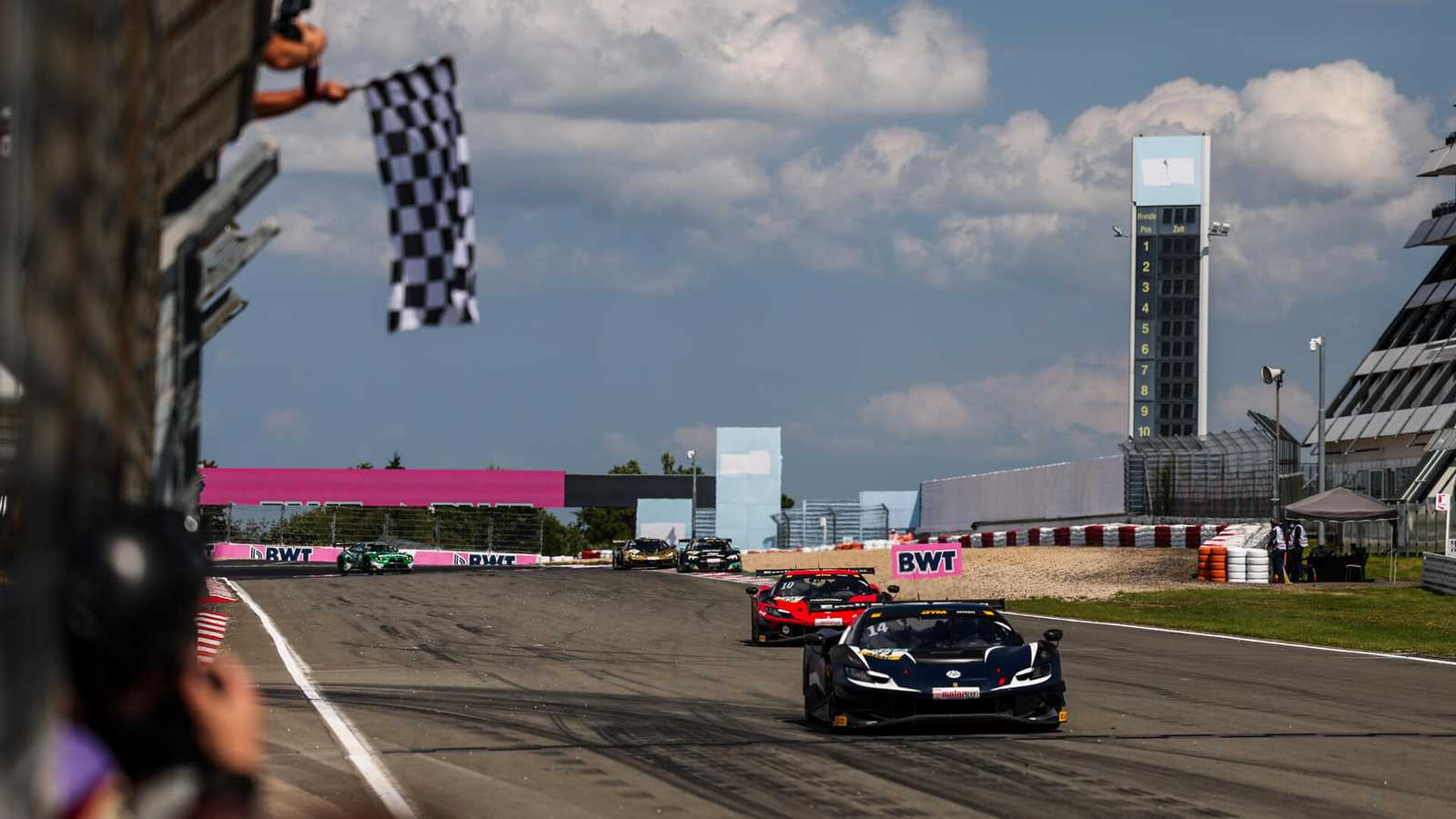 Die zwei Emil Frey Racing Autos auf der Zielgerade