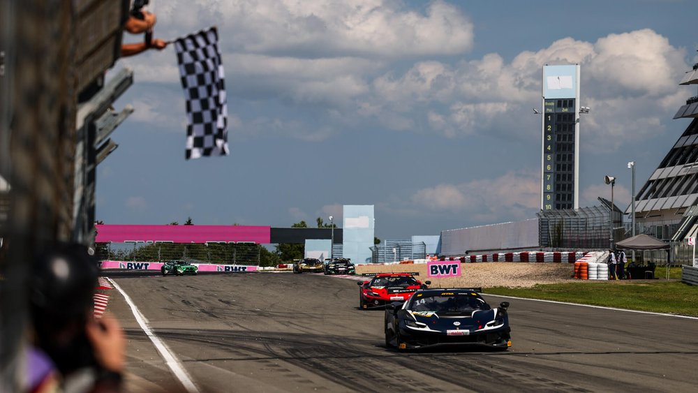 Die zwei Emil Frey Racing Autos auf der Zielgerade