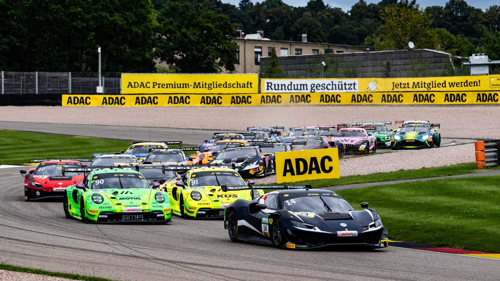 Rennautos auf der Rennstrecke mit der Emil Frey #14 zu forderst