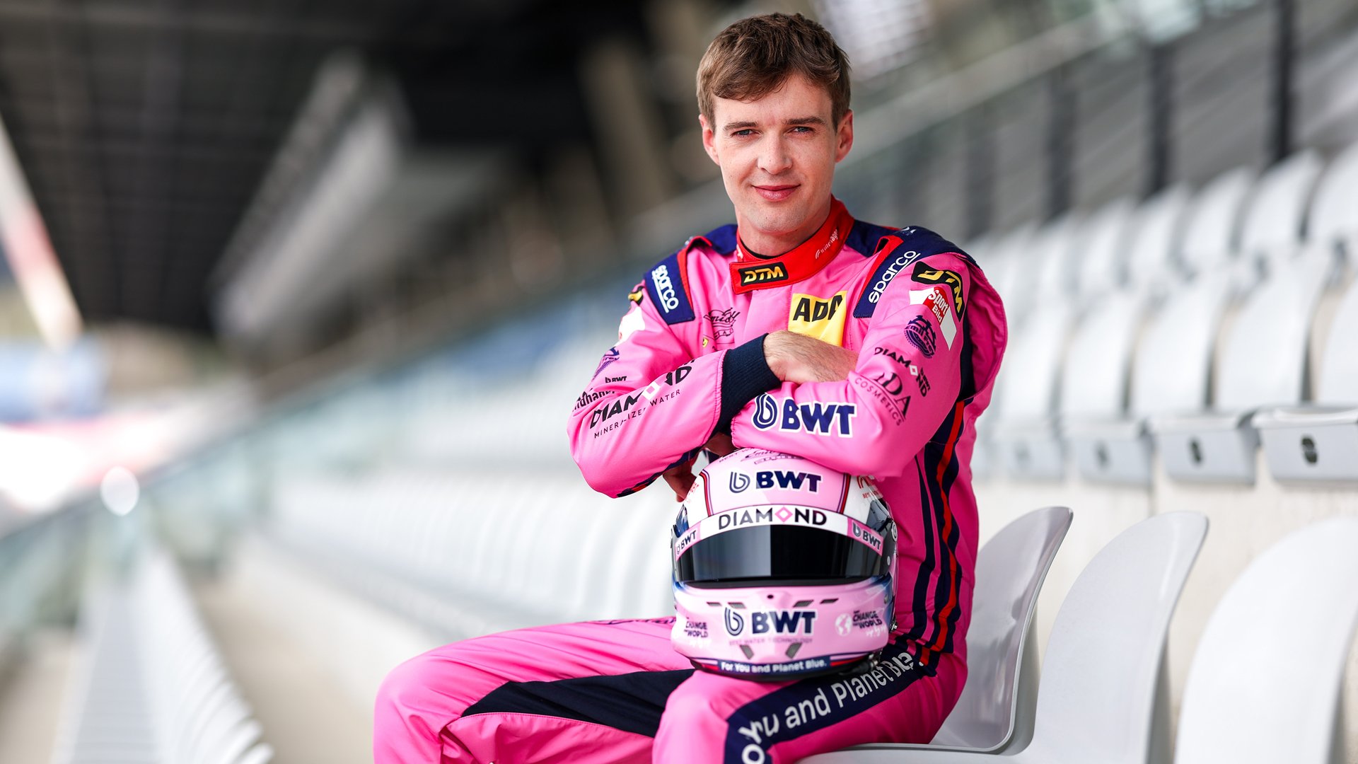 Emil Frey Racingfahrer in einem pinken BWT Rennanzug